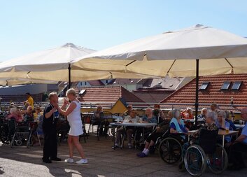 První grilování v Domově na Dómském pahorku