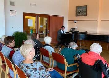 Náš Domov na Dómském Pahorku navštívil profesor hudby pan Libor Nováček