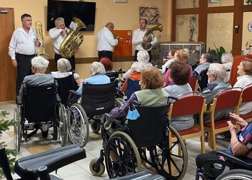 Slavnostní rozsvícení vánočního stromu a koncert lovosickych trubačů SEVERKA v Domově na Dómském pahorku a v Domově sv. Zdislavy