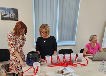 Rozpečeťování kasiček tříkrálové sbírky