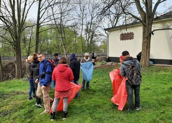 Klienti a zaměstnanci Střediska ,,uklízeli Česko"!