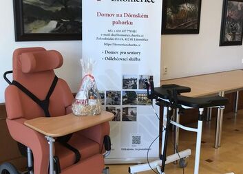 Poděkování za nové polohovací křeslo a vysoké chodítko pro Domov na Dómském pahorku